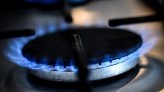 Eine blau leuchtende Gasflamme an einem Herd. Der Preis für Gas in Deutschland ist 2022 hoch wie lange nicht. Was tun bei einer Preiserhöhung? Lohnt sich der Wechsel zum Grundversorger? 