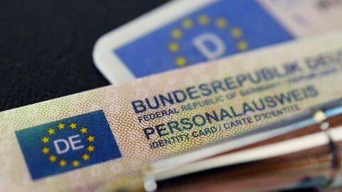 Dokumente wie Personalausweise können künftig auch per Post versendet werden - das spart den Gang zum Amt.