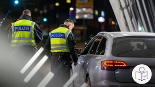 Zwei Polizisten kontrollieren bei Nacht ein Auto. Rechts das SWR Logo für Leichte Sprache.