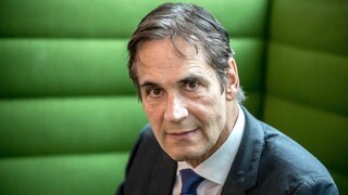 Jean-Remy von Matt, Mitbegründer der Werbeagentur Jung von Matt, blickt in die Kamera.