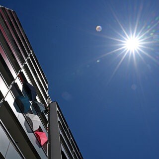 Sonnenschirme in einem Wohnhochhaus sollen die gleißende Sonne abhalten.
