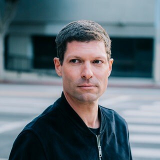 Journalist Ronen Steinke schaut an der Kamera vorbei.  Meinungsfreiheit in Deutschland: Was darf man sagen, wann verstößt man gegen Gesetze? Der Staat schieße – trotz guter Absichten – übers Ziel hinaus, meint Journalist und Jurist Ronen Steinke. Warum, erklärt er in SWR1 Leute.