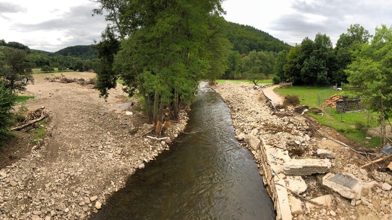 Die Nims hat mit voller Wucht eine Abkürzung durch ein Feld genommen und viele Brückenteile über ein ganzes Feld zerstreut - bevor sie hier bei Irrel in die Prüm geflossen ist