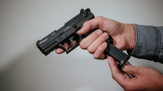 Ein Mann hat eine Schusswaffe in der Hand. Männer und Gewalt ist ein Thema, dass den Heilbronner Psychotherapeuten Hammer beschäftigt. (Symbolbild)