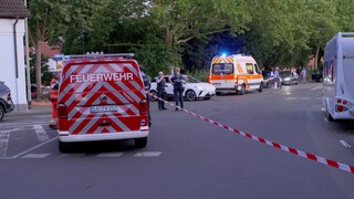 Einsatzkräfte von Polizei und Feuerwehr am Tatort der Schlägerei in Ludwigshafen. 20 Personen waren an der Auseinandersetzung beteiligt, mehrere von ihnen wurden verletzt. 