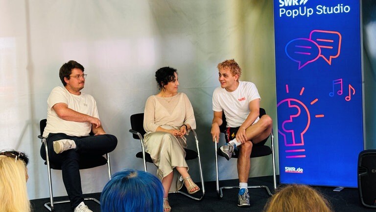 Die "Tschappel"-Macher aus Zußdorf waren am Donnerstag zu Besuch in Mengen: Produzent Paul Beck, Schauspielerin Bärbel Stolz und Schauspieler David Ali Rashed sprachen mit dem Publikum über die Dreharbeiten zur neuen Staffel. 