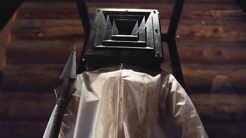 Filmszene aus Jane Schoenbruns „Teenage Sex and Death at Camp Miasma“, in dem eine Regisseurin eine Verbindung zum Final Girl eines früheren Slasher-Films aufbaut.