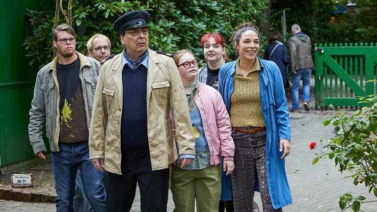 Ulf (Simon Rupp), Reinhard (Reinhard Lagrain), Herbert (Ralph Diekers), Iris (Amelie Gerdes) und Franzi (Nicola Pieper) sind mit Betreuerin Martha (Judith Bohle, r.) am See aufgetaucht