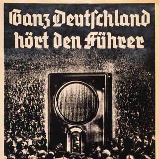 Mit der Verbreitung des Volksempfängers wird der Rundfunk zum Propagandainstrument des Staates. – Plakat nach Leonid, 1936, mit der Auschrift: : "Ganz Deutschland hört den Führer mit dem Volksempfänger"