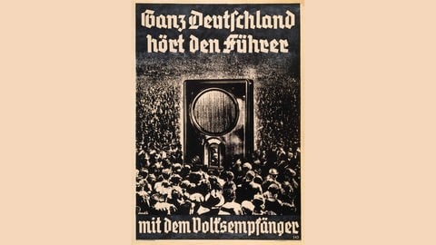 Mit der Verbreitung des Volksempfängers wird der Rundfunk zum Propagandainstrument des Staates. – Plakat nach Leonid, 1936, mit der Auschrift: : "Ganz Deutschland hört den Führer mit dem Volksempfänger"