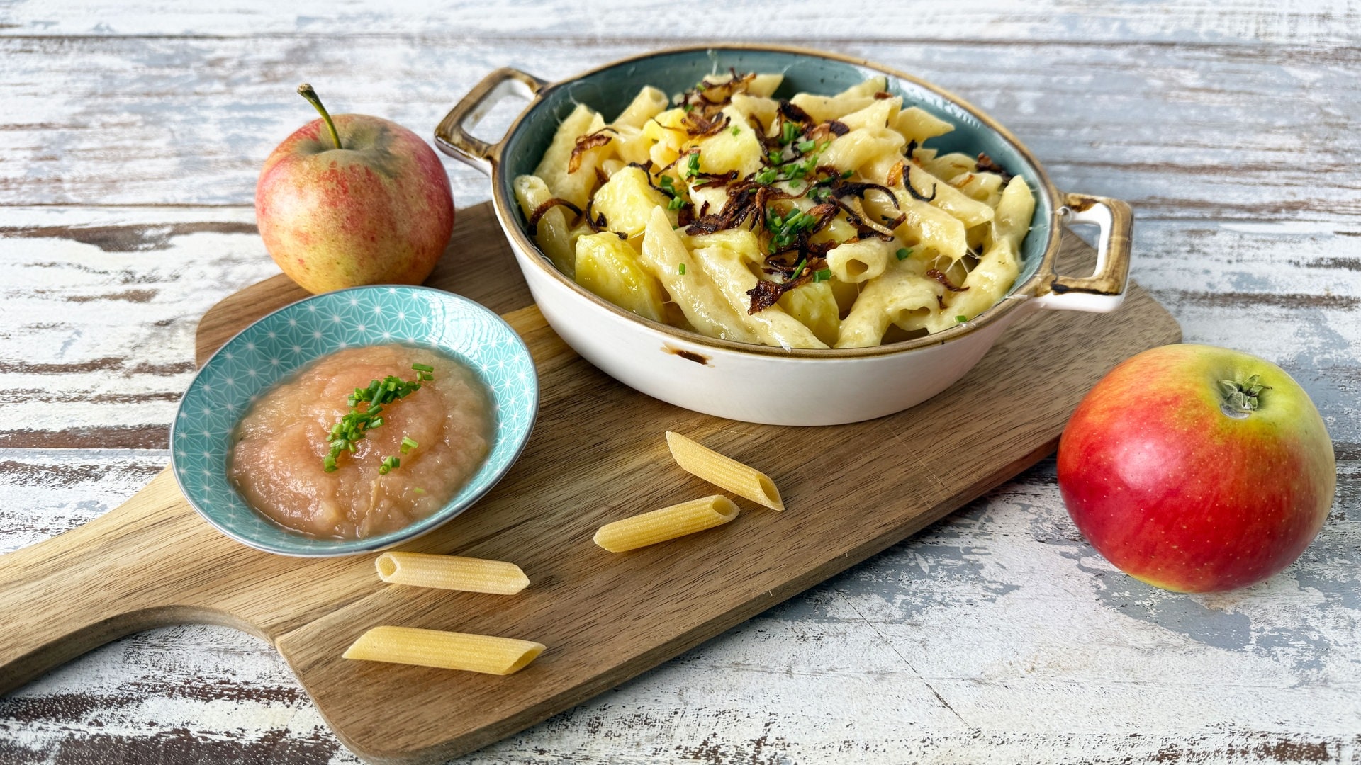 Käse-Makkaroni mit Kartoffeln und Apfelmus (Älplermagronen)