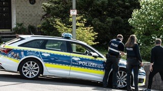 Die Polizei steht auf einer Straße in Rammelsbach. Ein Familienstreit hat einen mehrtägigen Polizeieinsatz ausgelöst. 