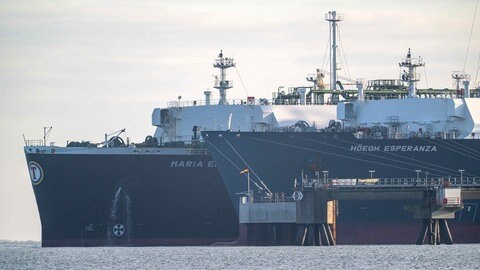 Das mit verflüssigtem Erdgas beladene Tankschiff "Maria Energy" (hinteres Schiff) liegt am schwimmenden Terminal, dem Spezialschiff "Höegh Esperanza". Erstmals seit der Eröffnung des Terminals in Wilhelmshaven ist Anfang Januar 2023 ein Tanker mit einer vollständigen Ladung Flüssigerdgas (LNG) dort angekommen.