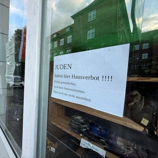  Antisemitismus in Deutschland: Plakataushang in einen Geschäft „Juden haben hier Hausverbot“.