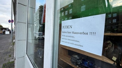  Antisemitismus in Deutschland: Plakataushang in einen Geschäft „Juden haben hier Hausverbot“.