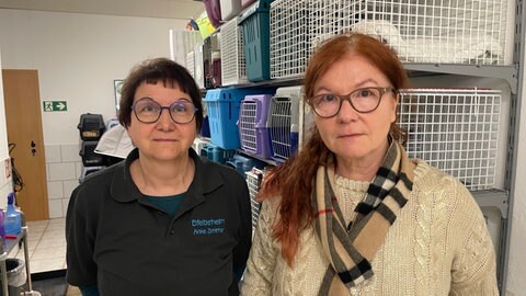 Streit um neues Tierheim an der Mosel: Anke Zimmer (links) leitet das Eifeltierheim in Altrich. Anette Peter sitzt im Vorstand des Fördervereins.
