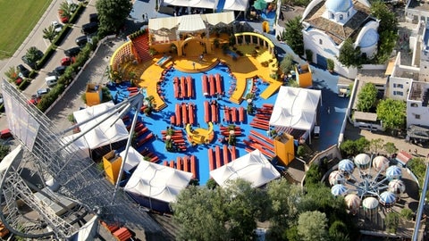 Luftaufnahme der Showbühne und Zuschauerränge von „Immer wieder sonntags“ im Europa-Park Rust. © SWRWilli Walter
