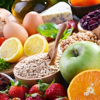 Eine Fülle an Nahrungsmitteln: Brötchen, Tomaten, Eier, Zitrone, Rosinen, Haferflocken, Erdbeeren, Apfel, Orange, Hülsenfrüchte, Käse, Öl, Feigen, Nüsse, Paprika, Nudeln. Tipps für erholsamen Schlaf: Zu später Stunde keinen Salat, Alkohol und schon gar keine Hauptmahlzeit. Was stimmt und was wirklich besser schlafen lässt. Ballaststoffe und Proteine stillen der Hunger besser und gesünder als Süßigkeiten und Knabbereien.