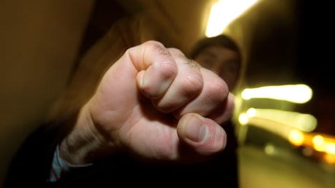 Ein junger Mann hebt seine geballte Faust. In Bad Kreuznach wurde jetzt ein Intensivtäter und notorischer Schläger verurteilt. 