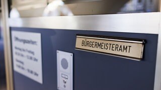 Briefkastenschlitz am Rathaus Alpirsbach. Weil die erste Wahl für ungültig erklärt wurde, mussten die Bürger erneut an die Urnen gehen.