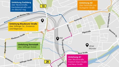 Eine Karte auf der die Umleitungen eingezeichnet sind. Die Stadt Ulm bittet alle Verkehrsteilnehmenden, den Bereich am Blaubeurer Ring möglichst weiträumig zu umfahren.