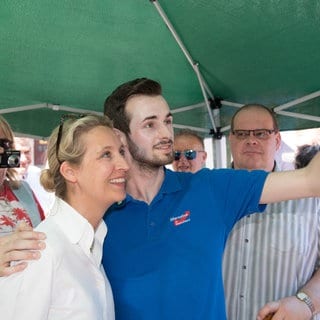 Alice Weidel, Fraktionsvorsitzende der AfD im Bundestag, posiert während einer Wahlkampfveranstaltung für ein Foto mit einem jungen AfD-Mitglied.
