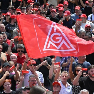 Betriebsräte, Vertrauensleute und Mitglieder der Jugendvertretung von Audi beteiligen sich an einer Informations- und Protestaktion der IG Metall vor dem Audi-Werk in Neckarsulm. 