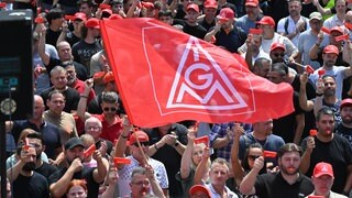 Betriebsräte, Vertrauensleute und Mitglieder der Jugendvertretung von Audi beteiligen sich an einer Informations- und Protestaktion der IG Metall vor dem Audi-Werk in Neckarsulm. 