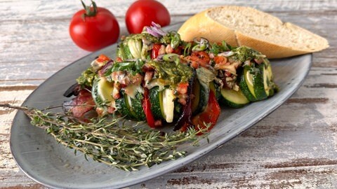 Gefüllte Zucchini (Hasselback) mit Tomaten und Käse