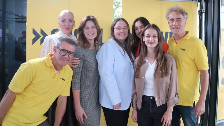 Die Finalistinnen für den Titel der Deutschen Weinmajestät zu Gast im Gläsernen Studio.