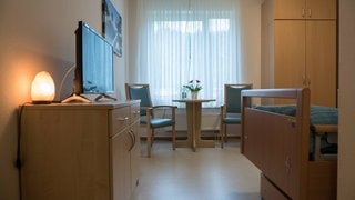 Leeres Zimmer in einem Seniorenheim mit Fernseher und Bett (Symbolbild).