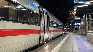 Ein ICE steht nach einem Stromausfall am Bahnhof Karlsruhe an einem Gleis.