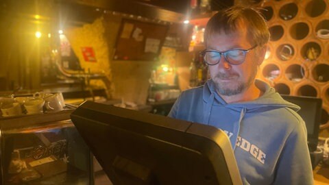 Norbert Freischmidt betreibt in der Trierer Innenstadt eine Kneipe. Dort wird traditionell gerne Viez getrunken - auch von jungen Leuten. 