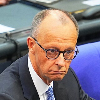 In einem bislang einmaligen Vorgang ist CDU-Chef Friedrich Merz im Bundestag erst im zweiten Wahlgang zum neuen Kanzler gewählt worden.