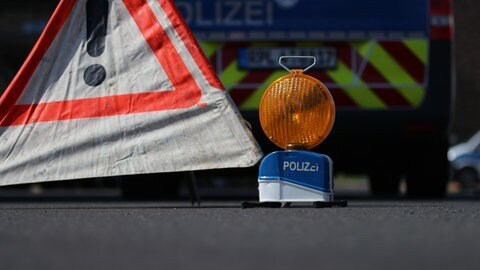 Nach einem Unfall hat die Polizei die Stelle gesichert. 20-Jähriger stirbt bei Unfall in Worms (Symbolbild)