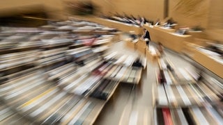 Abgeordnete sitzen während einer Landtagssitzung im Plenarsaal des Landtags von Baden-Württemberg (Aufnahme mit Zoomeffekt)