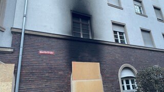 Das Haus in der Neustadt in Mainz mit Rußspuren an der Wand 