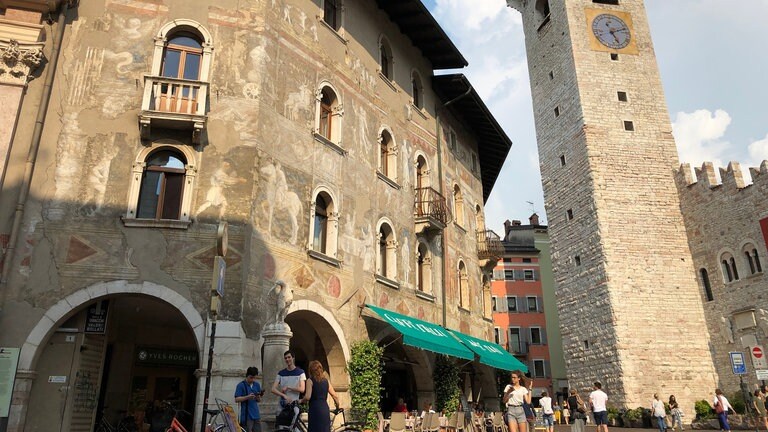 Altstadt von Trento. Am Domplatz mischen sich Flair der k. und k. Zeit mit italienischem Dolce Vita.