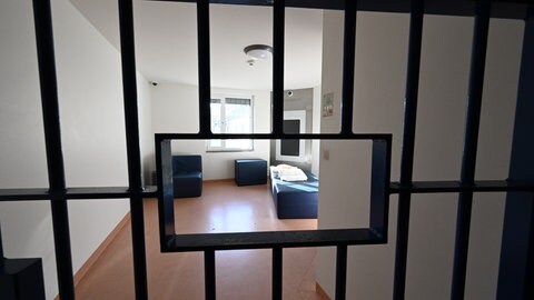 Ein Patientenzimmer in den gesicherten Gebäuden der Forensischen Psychiatrie und Psychotherapie der Klinik am Weissenhof. Der Neubau in Schwäbisch Hall wird später fertig, aber fast alle Stellen sind schon besetzt.