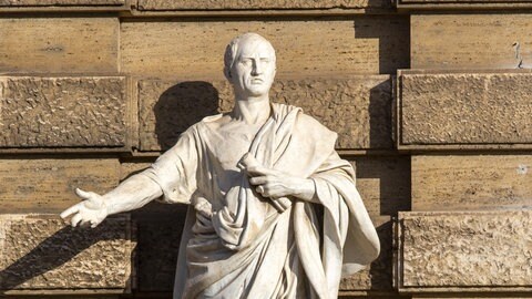 Cicero – hier vor dem Justizpalast in Rom. Womöglich bereiteten die Schriften des antiken Philosophen vielen Lateinklassen Kopfzerbrechen und Frust: Warum diese alten Texte übersetzen? Vielleicht hilft es, Kindern und Jugendlichen mehr über das Leben des Denkers Marcus Tulluis Cicero zu erzählen und warum seine Staatstheorien bis heute für moderne Demokratien wichtig sind.