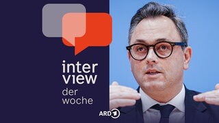 Christian Karagiannidis, Präsident der Deutschen Gesellschaft für Internistische Intensivmedizin und Notfallmedizin (DGIIN) redet bei einer Pressekonferenz