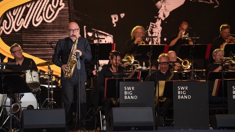 Musiker der SWR Big Band auf der Bühne