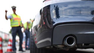 Polizei hält getuntes Auto an
