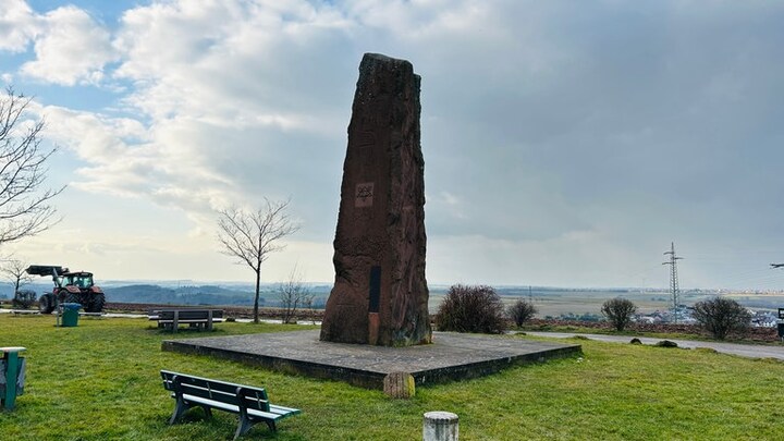 Monolith in Donsieders in der Südwestpfalz