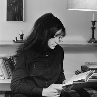 Junge Frau liest ein Buch, historische Aufnahme, ca. 1974