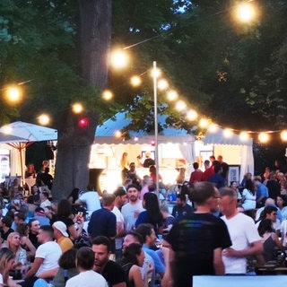 Der Weinmarkt in Mainz zählt zu den schönsten Festen in der Stadt. Abends ist es dort wegen der Beleuchtung besonders schön.
