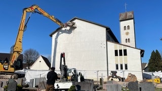 Der Abriss der Kirche in Neuravensburg-Schwarzenbach (Bodenseekreis) hat begonnen.