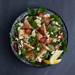 Salat mit geröstetem Brot und Hirtenkäse
