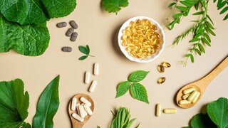 Nahrungsergänzungsmittel auf pflanzlicher Basis liegen auf einem Tisch | Trend auf Social Media: Was bringt Hormon Balancing durch Ernährung?
