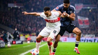 Jamie Leweling (VfB Stuttgart) in Aktion gegen Aurèle Amenda (re., Eintracht Frankfurt)